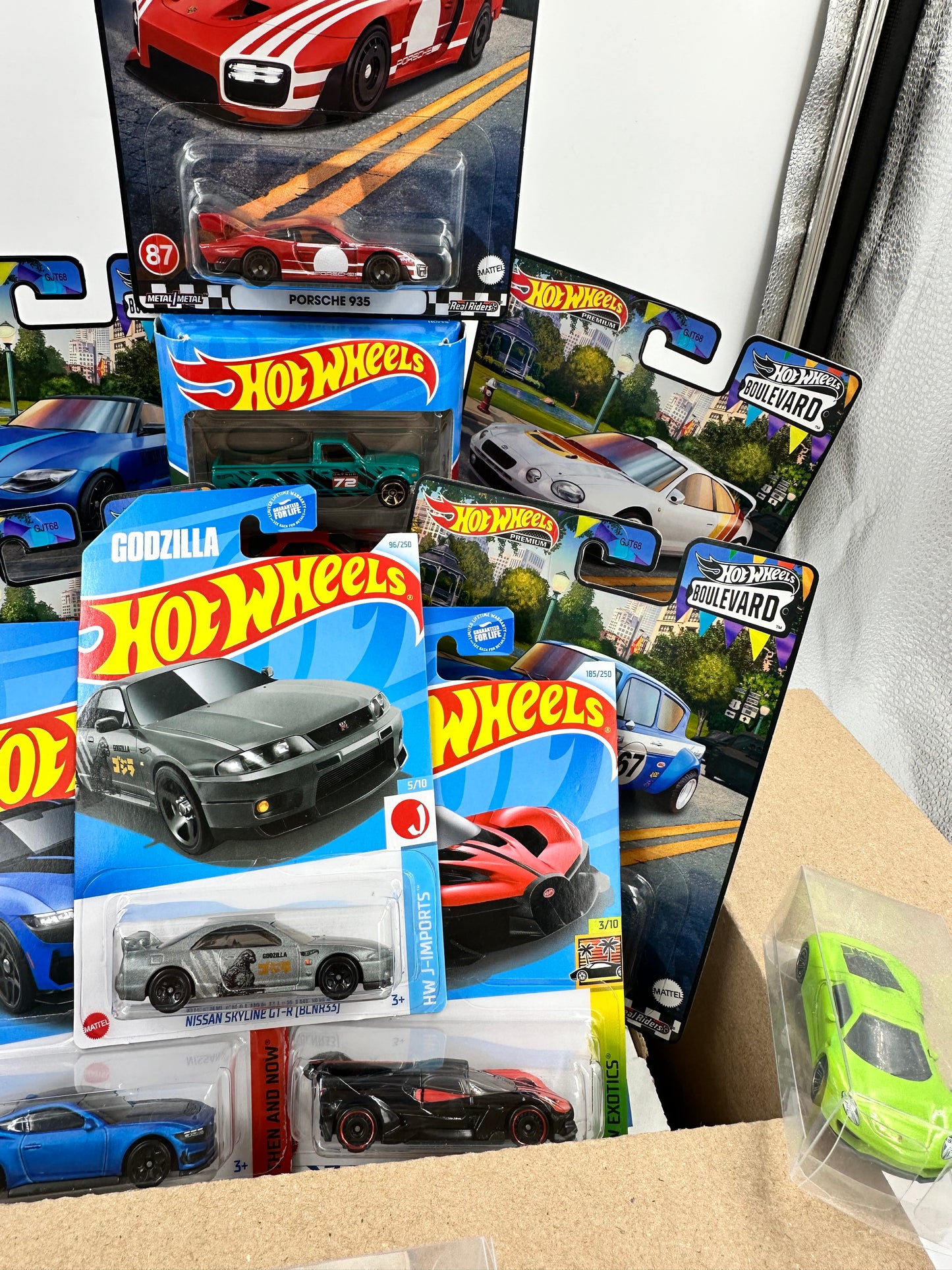 Planet n Toys Diecast Box 1:64 Assorted Collectible Hotwheels/Matchbox